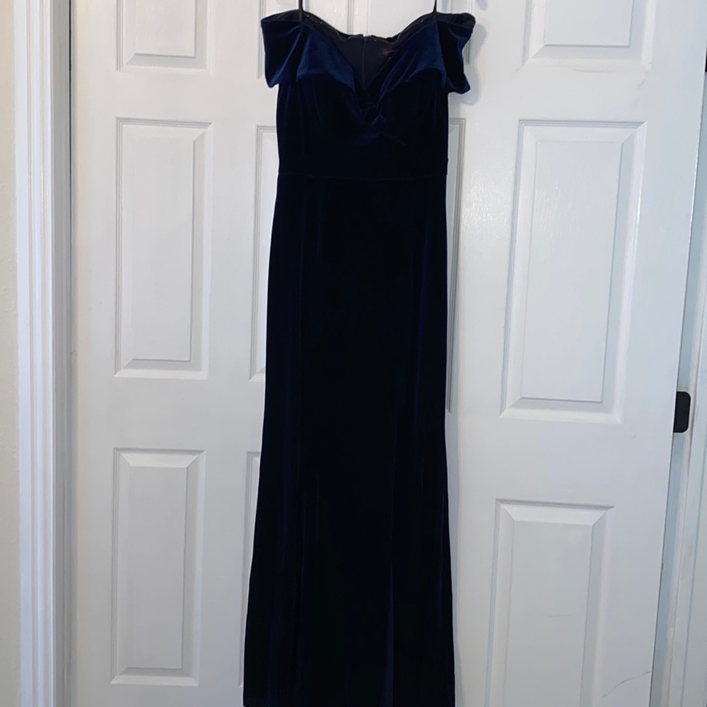 AQUA
Off-the-Shoulder Fluted Velvet Gown  Size 10
